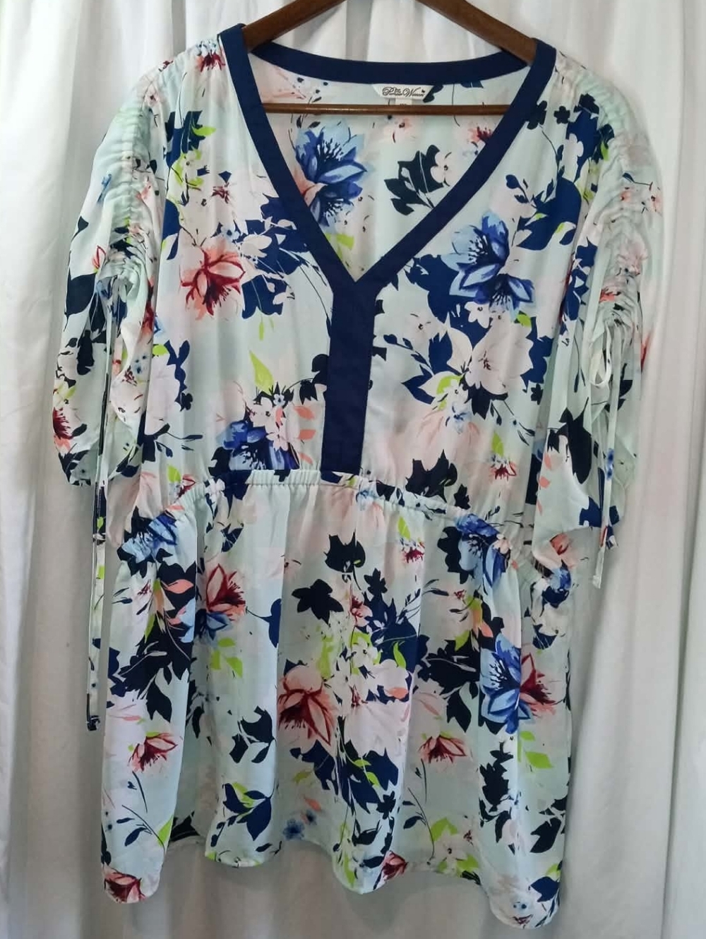 XXL Pioneer Woman Plus Light Blue Floral V-Neck Tunic Shirt Navy Trim Flowy Cool